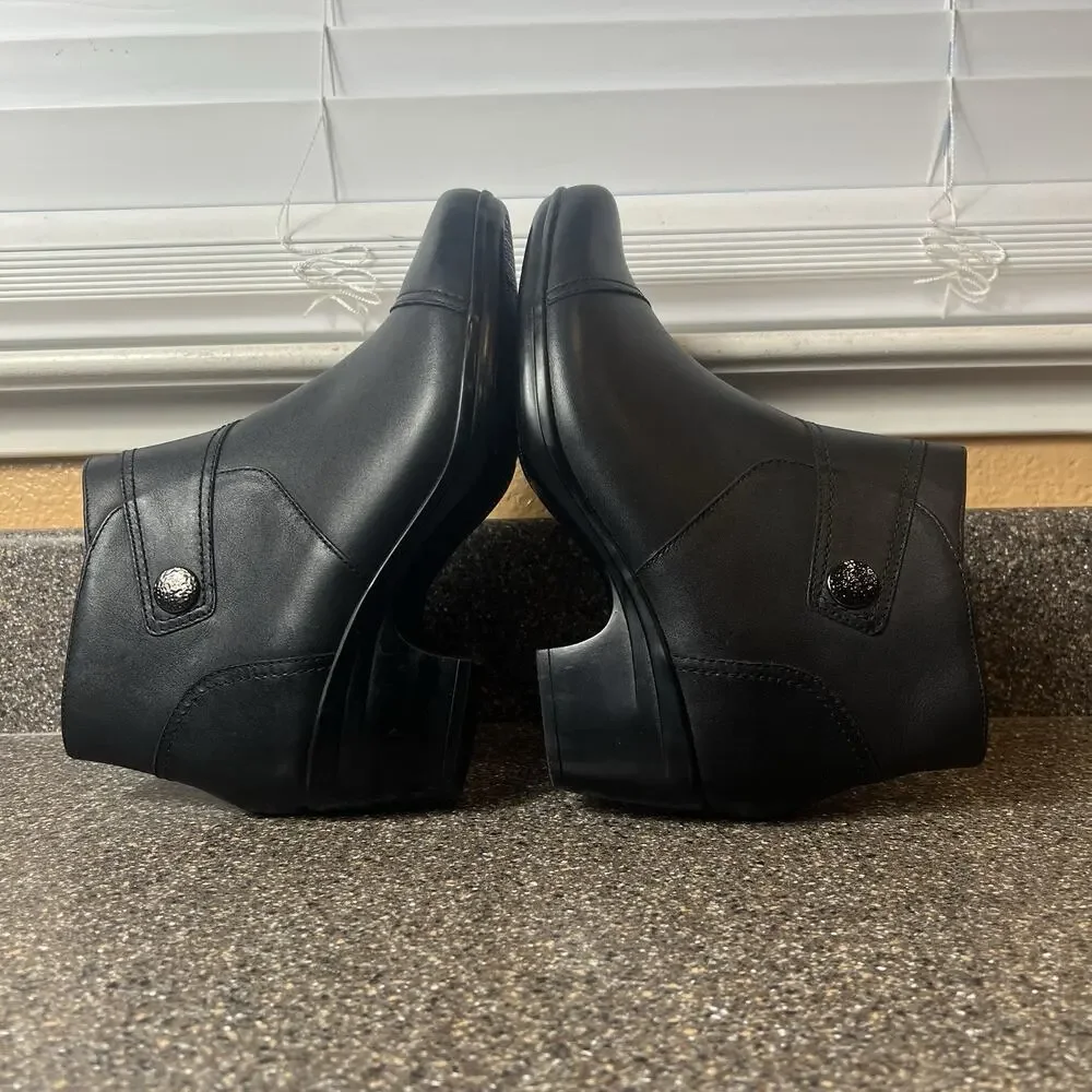 Clarks Collection Womens Sz 8W Black Leather Ankle Boots Heel Zip Comfort Casual